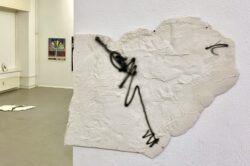 Installation shot of the exhibition “Signs of residence” shows works by Florian Adolph, Axel Gerber and Daniel Scheffel. Paintings and scuptures in a white art space.