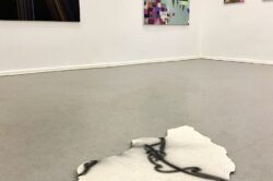 Installation shot of the exhibition “Signs of residence” shows works by Florian Adolph, Axel Gerber and Daniel Scheffel. Paintings and scuptures in a white art space.